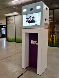 Entertain your parties with our Mini Booth, rent our photo printer 